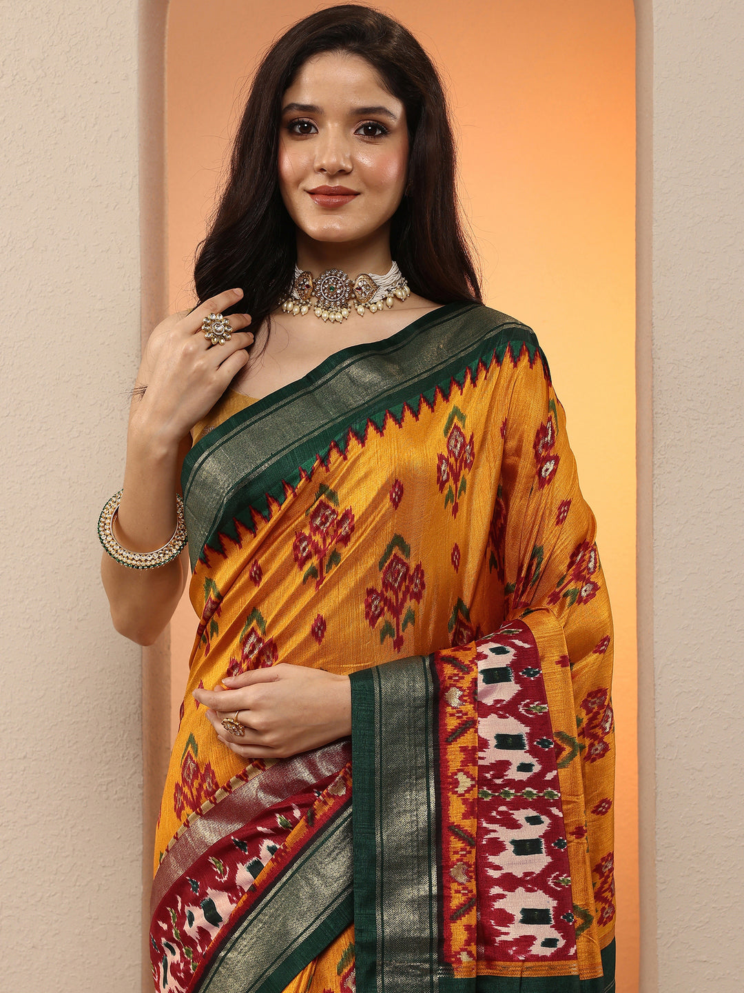 Mustard Printed Silk Blend Saree With Unstitched Blouse Piece