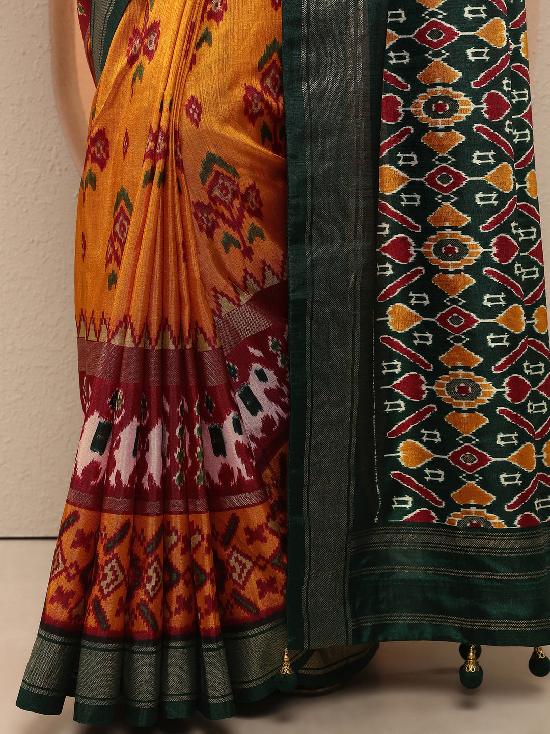 Mustard Printed Silk Blend Saree With Unstitched Blouse Piece