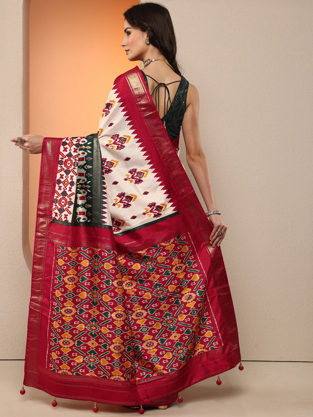 Off White Printed Silk Blend Saree With Unstitched Blouse Piece