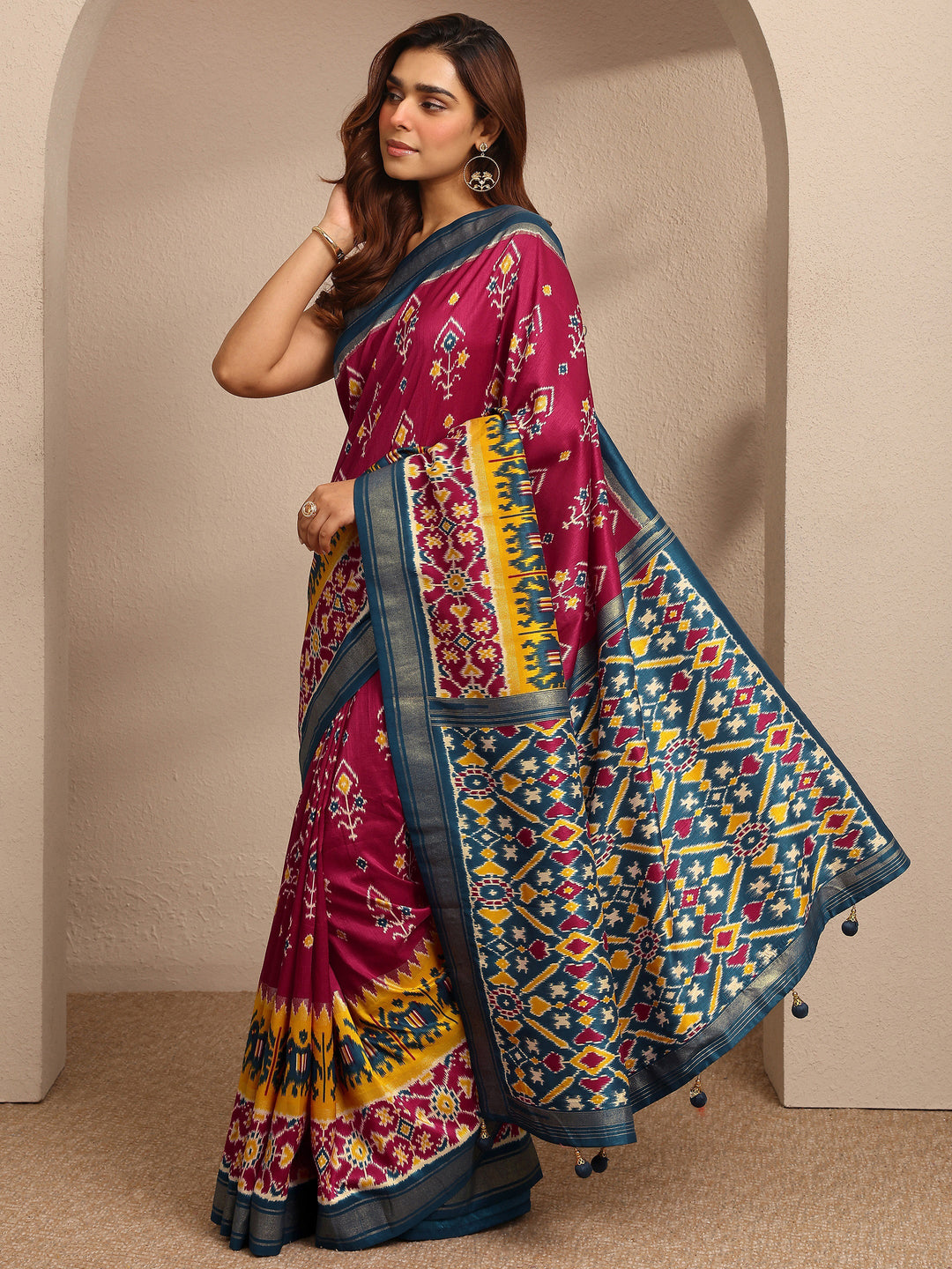 Magenta Printed Silk Blend Saree With Unstitched Blouse Piece