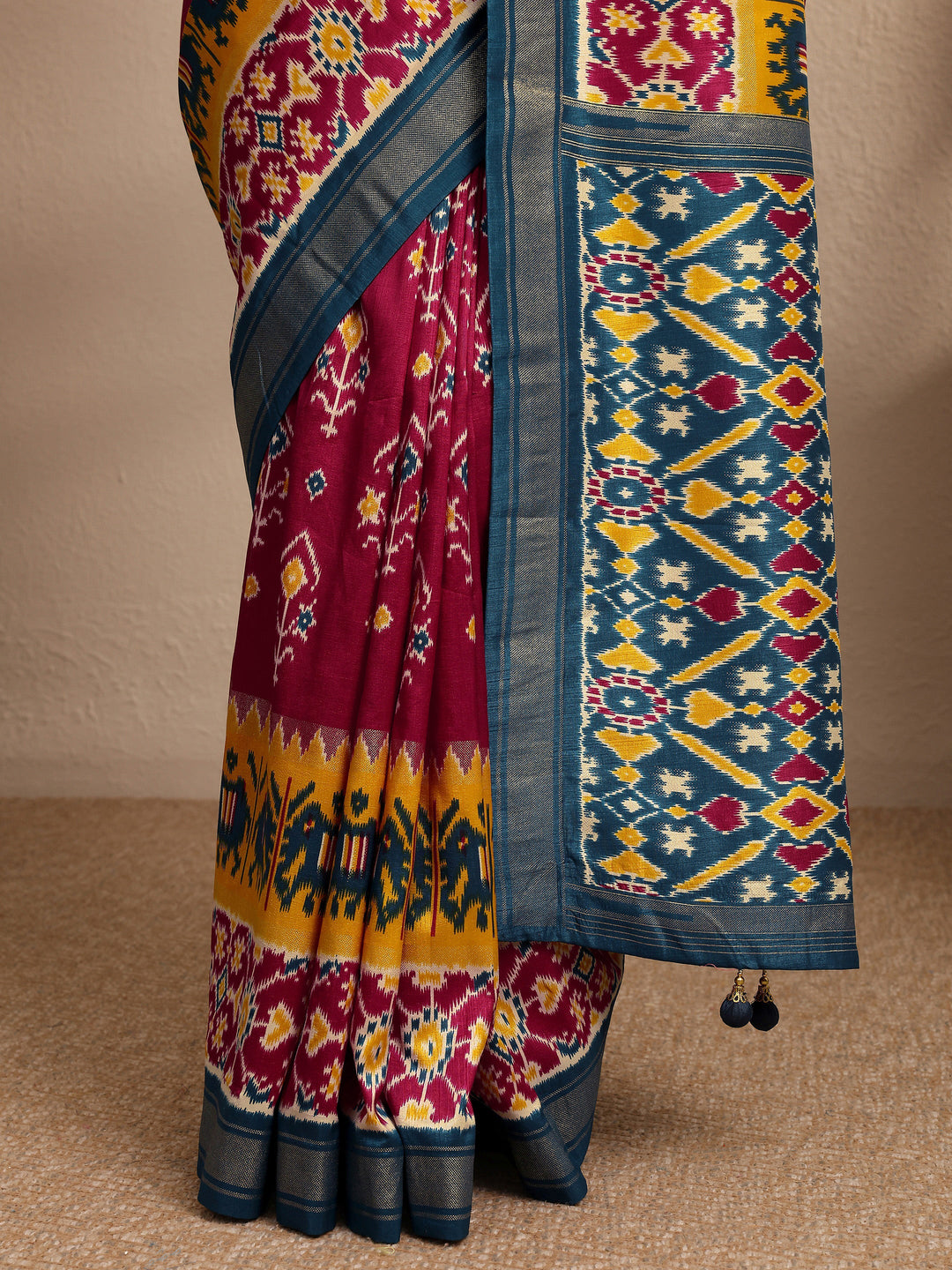 Magenta Printed Silk Blend Saree With Unstitched Blouse Piece
