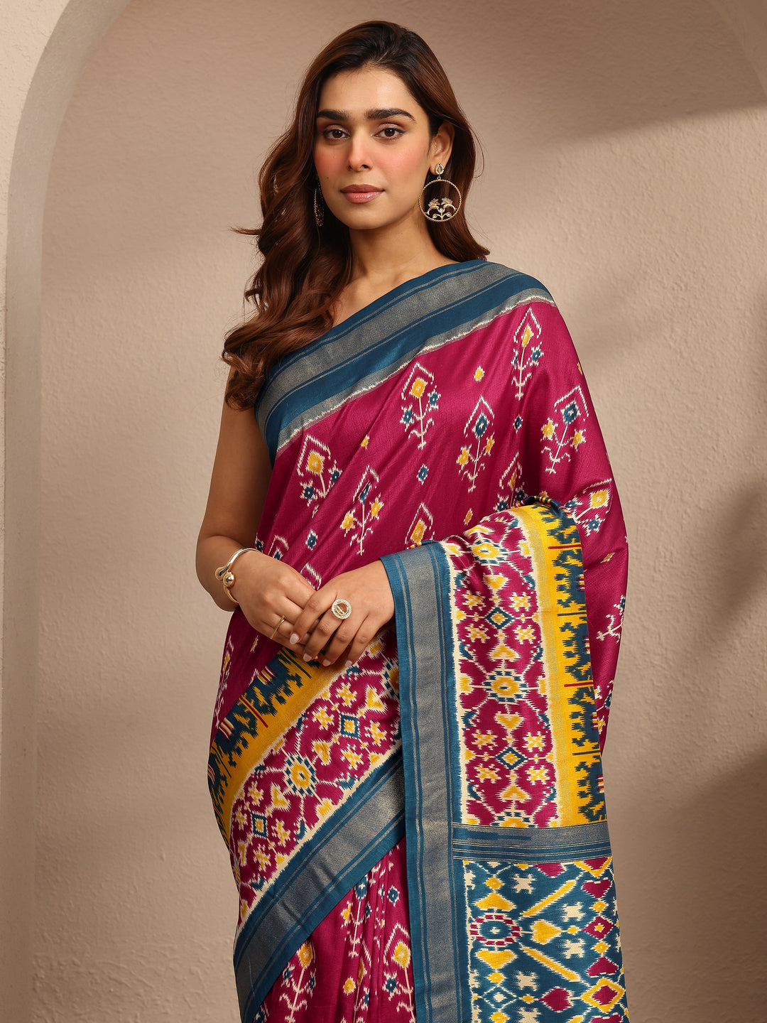 Magenta Printed Silk Blend Saree With Unstitched Blouse Piece