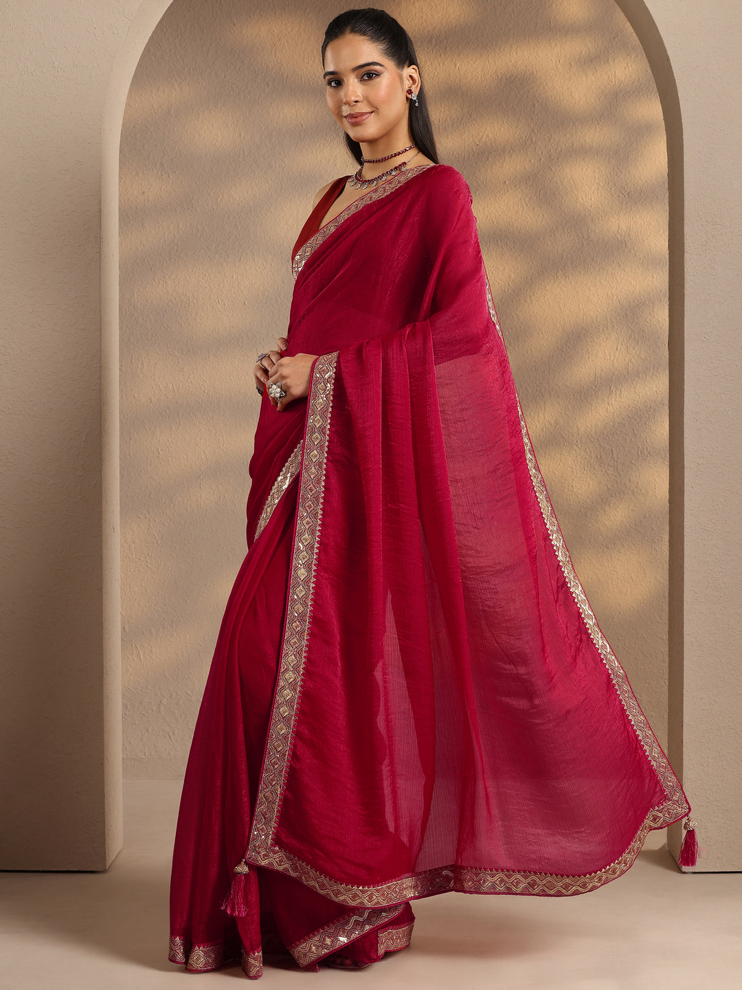 Red Solid Silk Blend Saree With Unstitched Blouse Piece