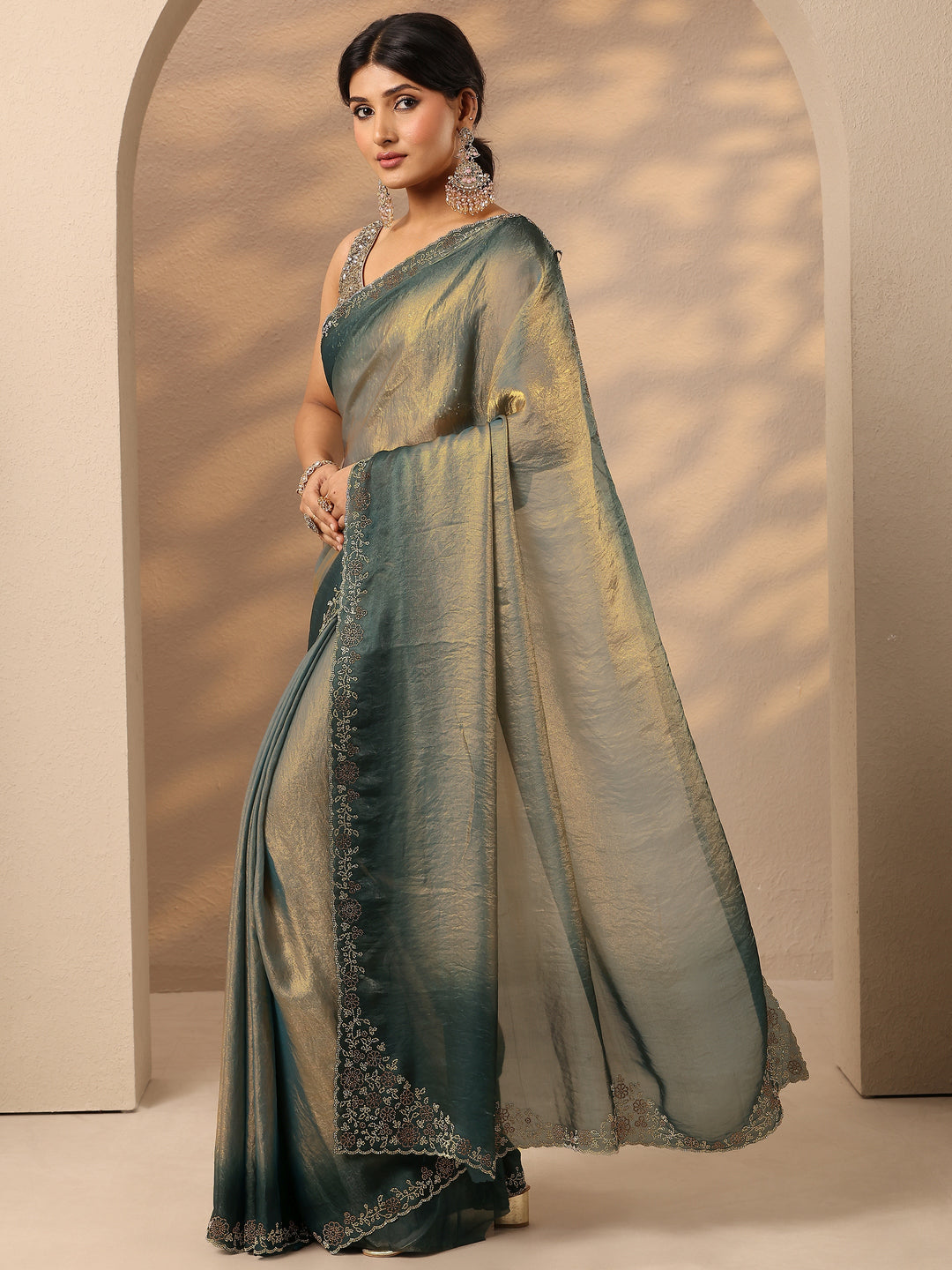 Green Solid Silk Blend Saree With Unstitched Blouse Piece