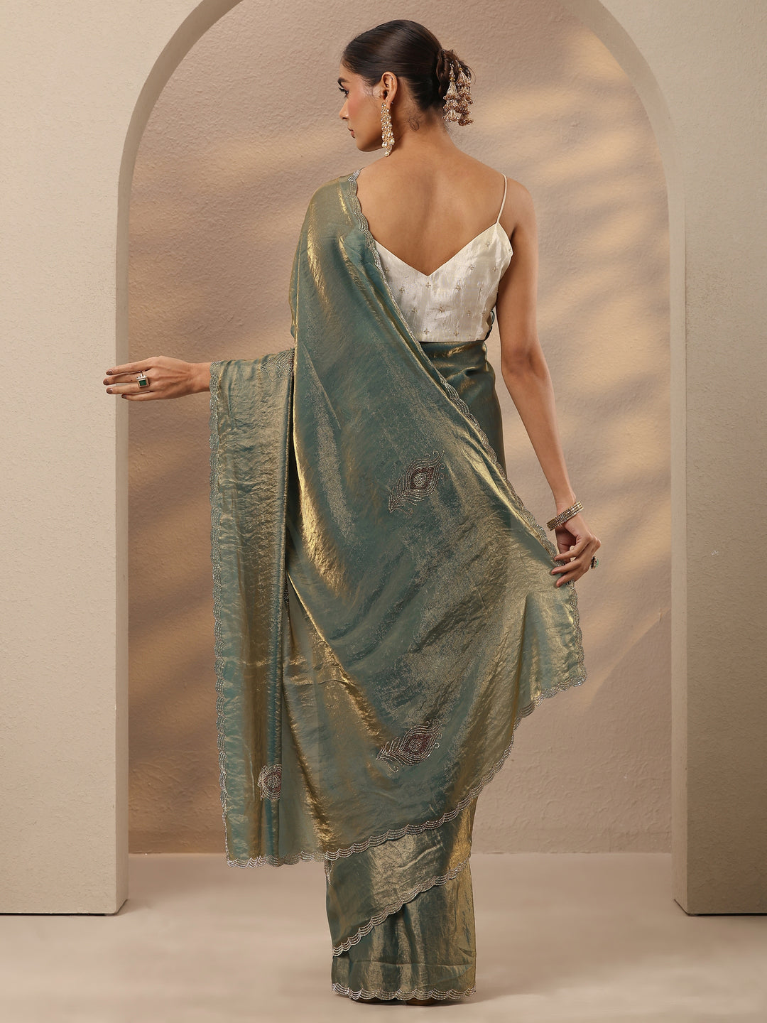 Green Embellished Silk Blend Saree With Unstitched Blouse Piece