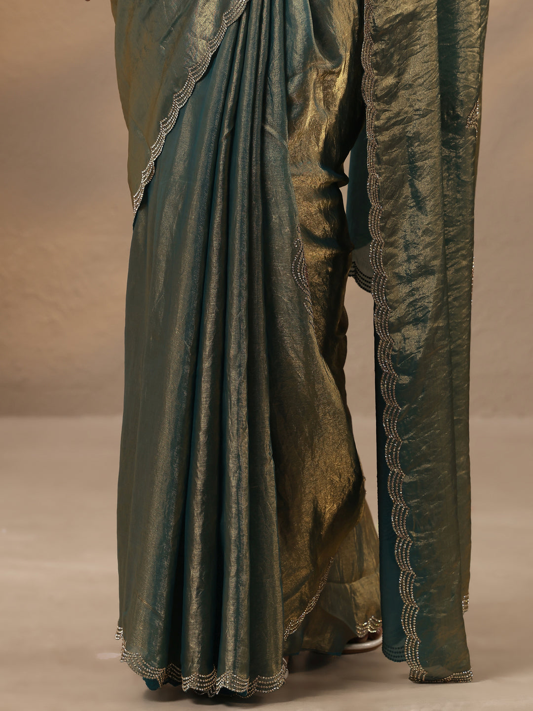 Green Embellished Silk Blend Saree With Unstitched Blouse Piece