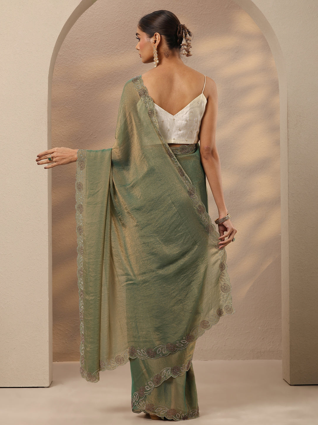 Green Embellished Silk Blend Saree With Unstitched Blouse Piece