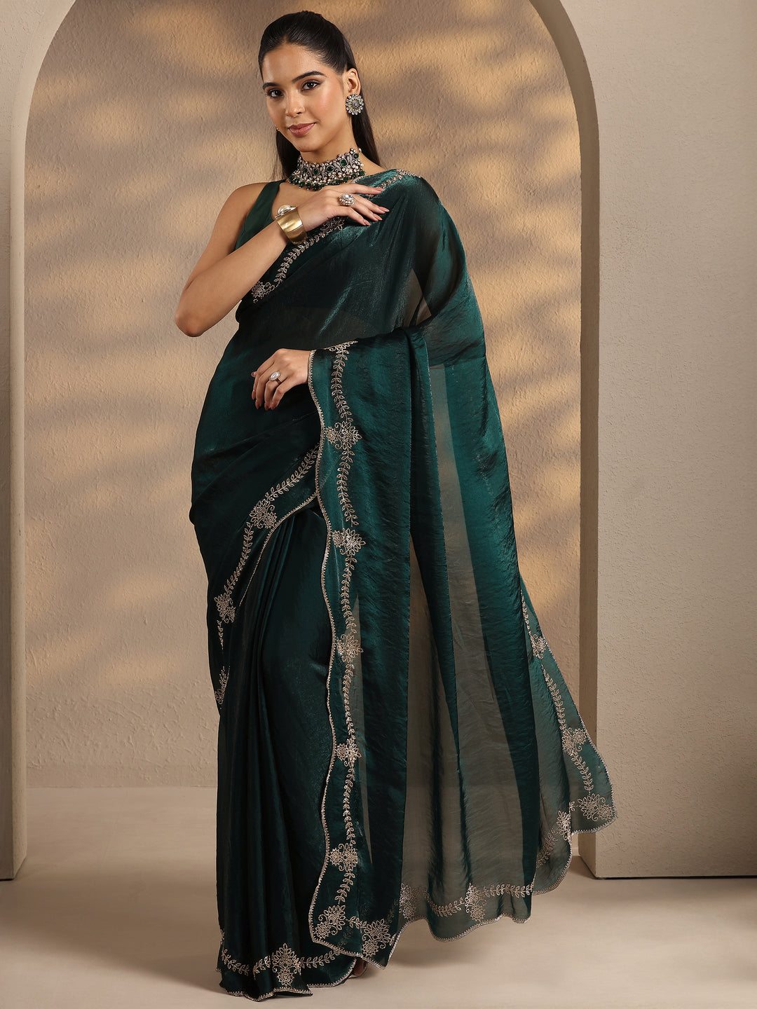 Green Solid Silk Blend Saree With Unstitched Blouse Piece