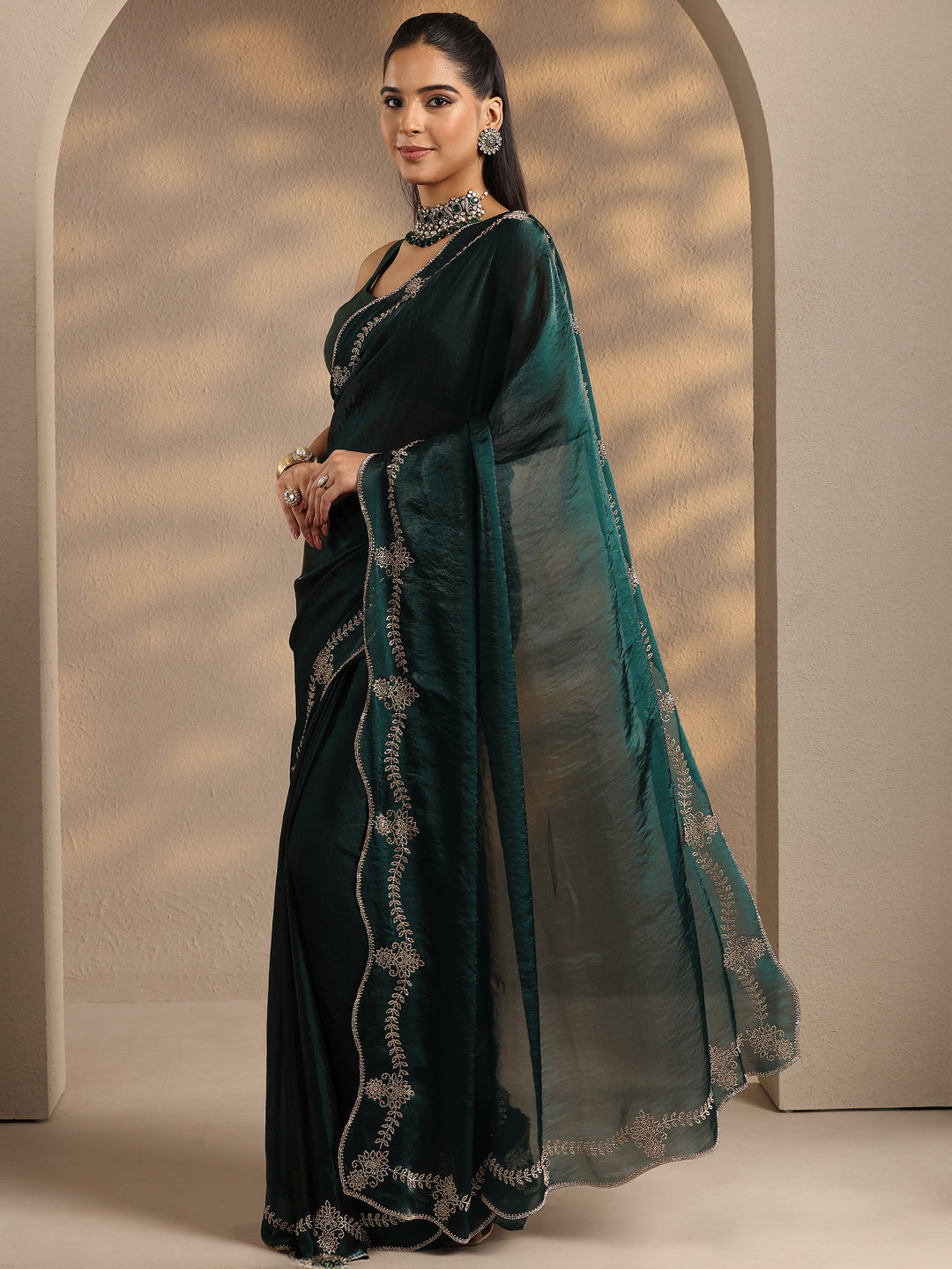 Green Solid Silk Blend Saree With Unstitched Blouse Piece