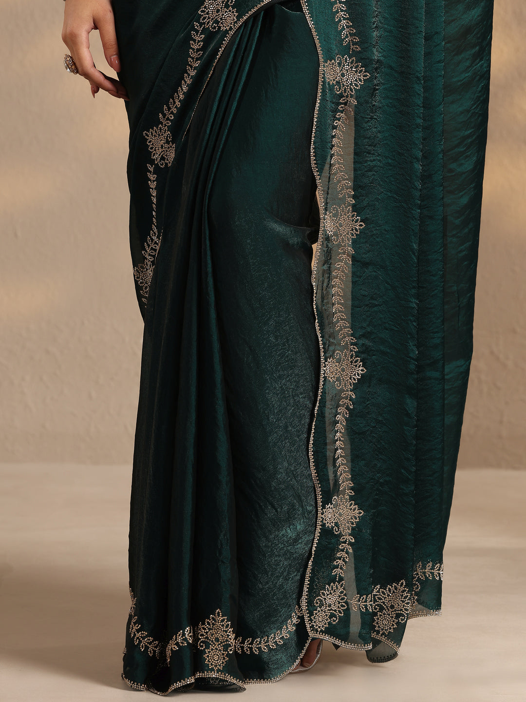 Green Solid Silk Blend Saree With Unstitched Blouse Piece