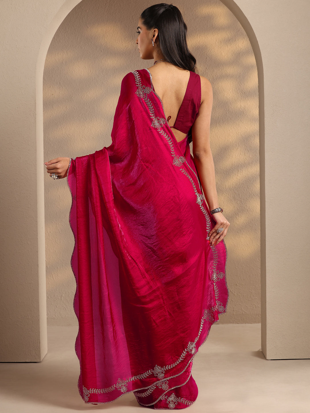 Red Solid Silk Blend Saree With Unstitched Blouse Piece