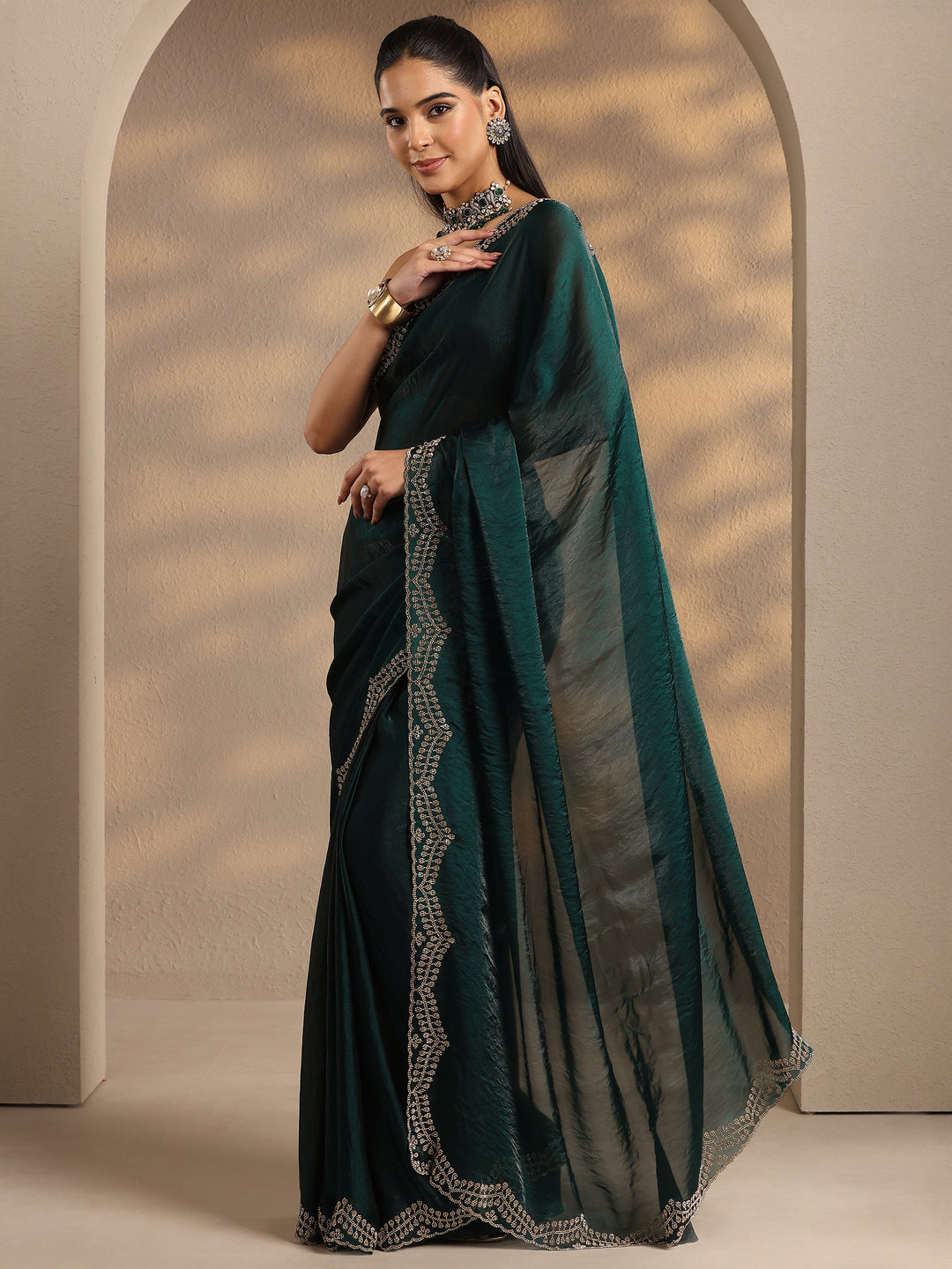 Green Solid Silk Blend Saree With Unstitched Blouse Piece