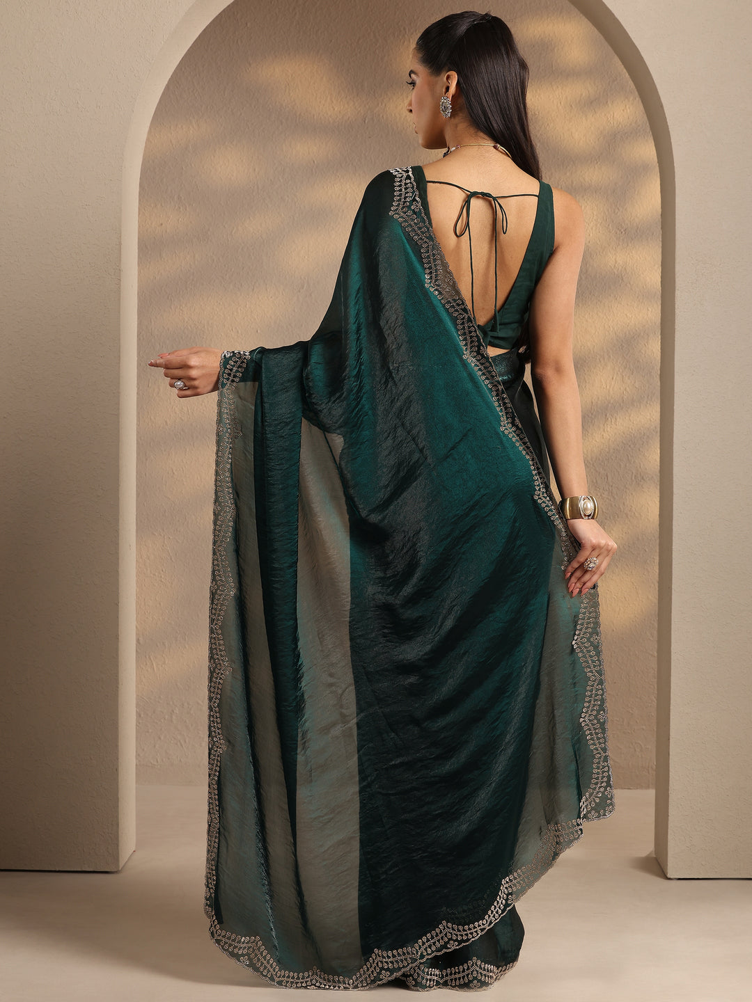 Green Solid Silk Blend Saree With Unstitched Blouse Piece