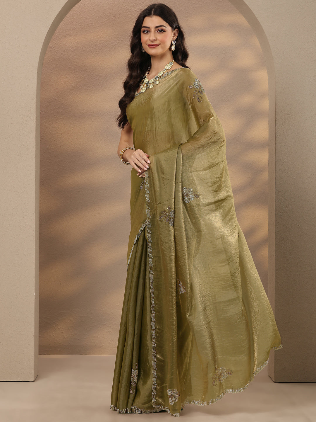 Green Embellished Silk Blend Saree With Unstitched Blouse Piece