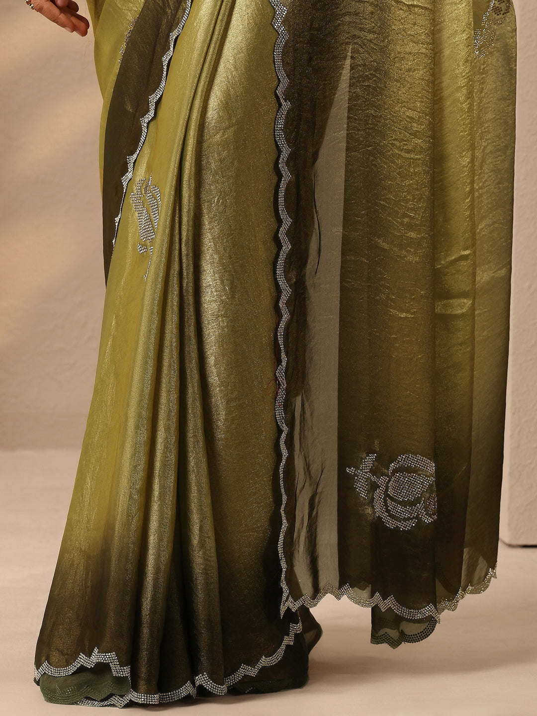 Green Embellished Silk Blend Saree With Unstitched Blouse Piece