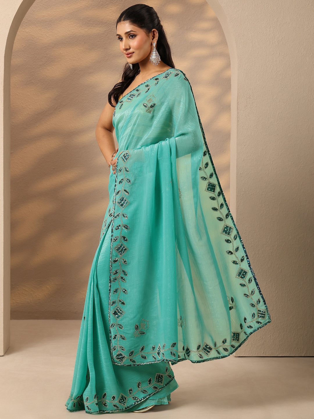 Green Embellished Silk Blend Saree With Unstitched Blouse Piece