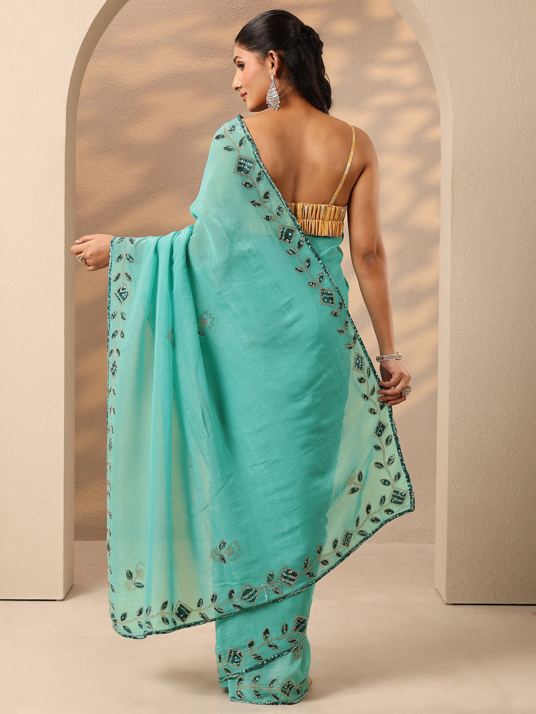 Green Embellished Silk Blend Saree With Unstitched Blouse Piece