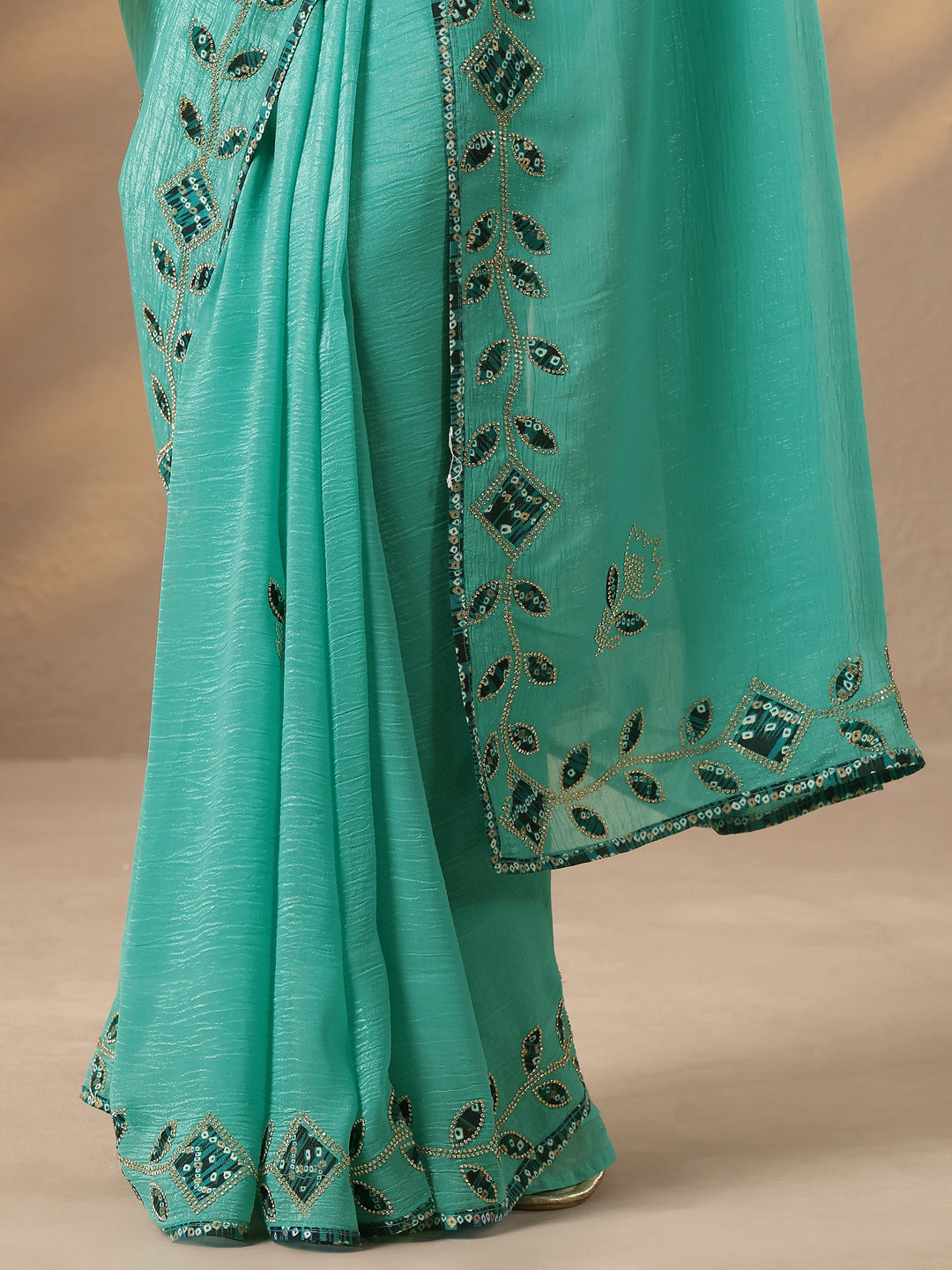 Green Embellished Silk Blend Saree With Unstitched Blouse Piece