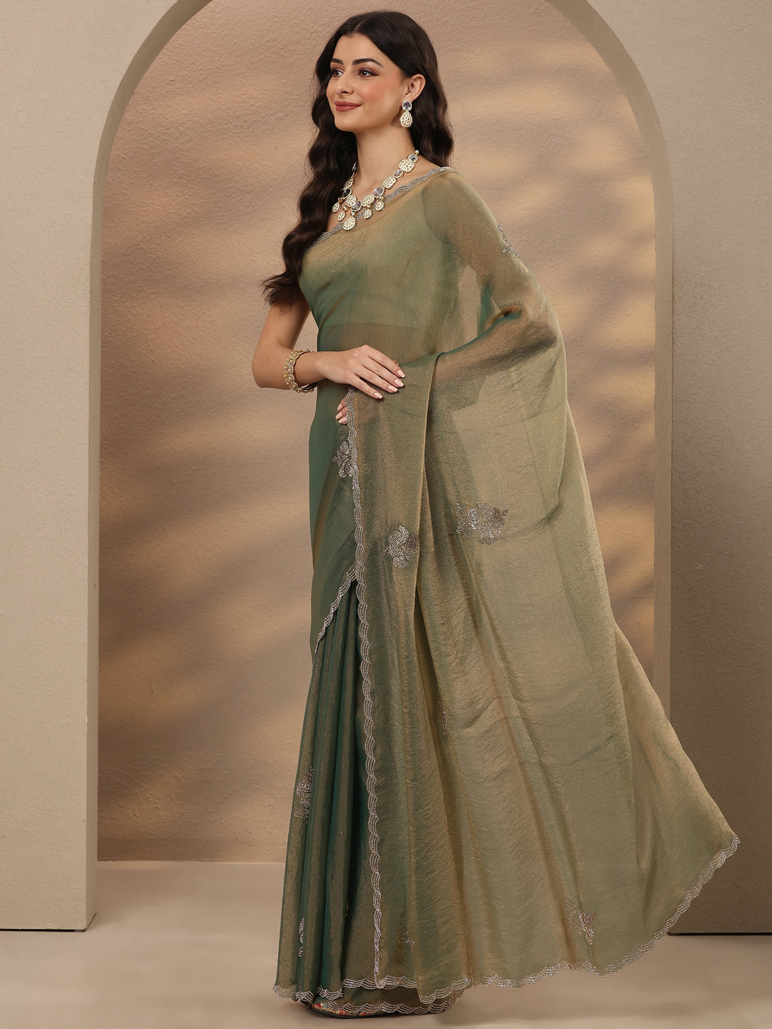 Green Embellished Silk Blend Saree With Unstitched Blouse Piece