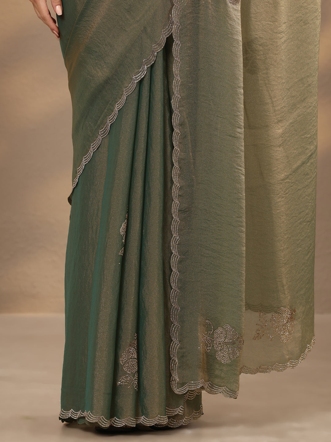 Green Embellished Silk Blend Saree With Unstitched Blouse Piece
