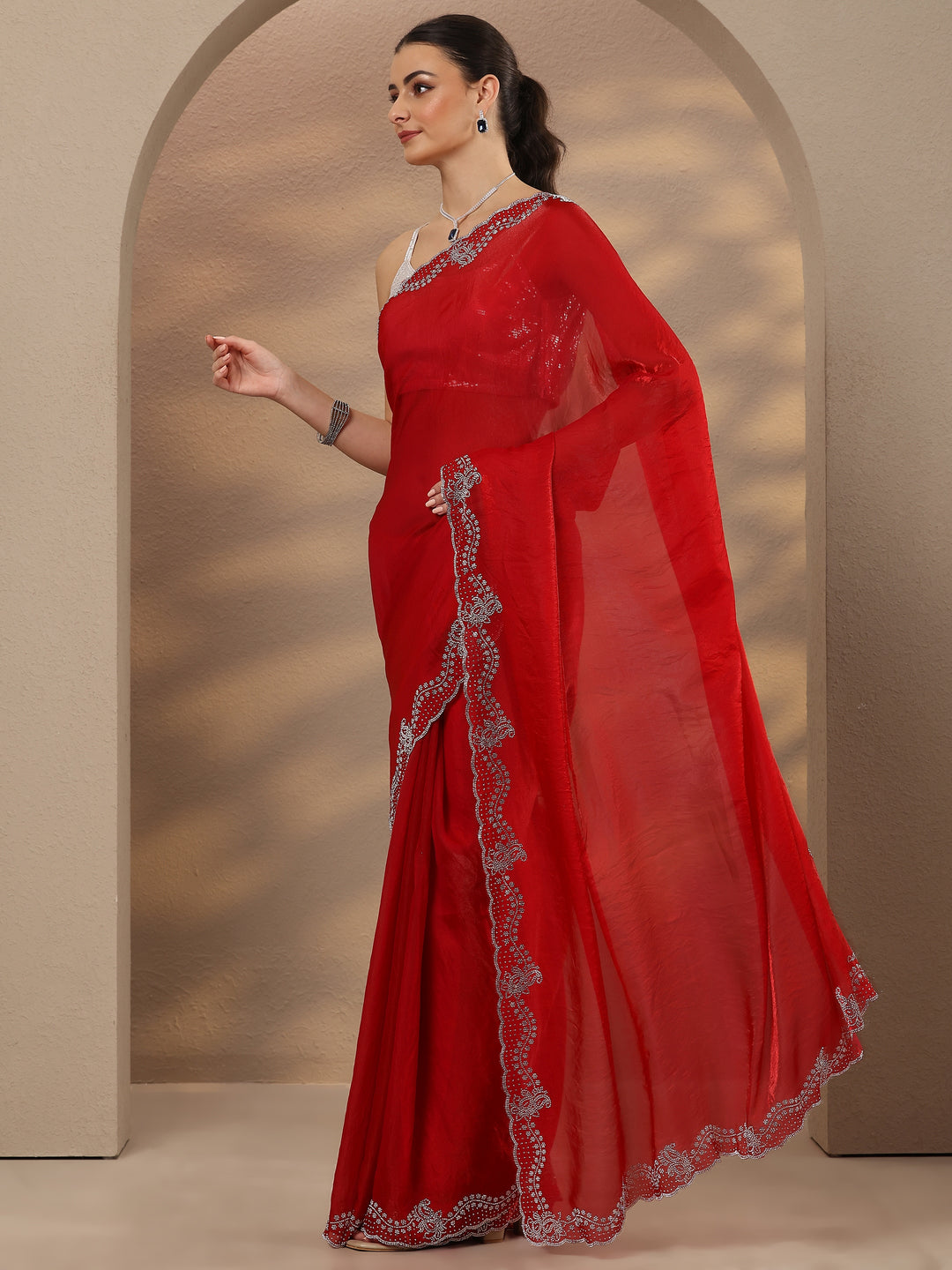 Red Solid Silk Blend Saree With Unstitched Blouse Piece