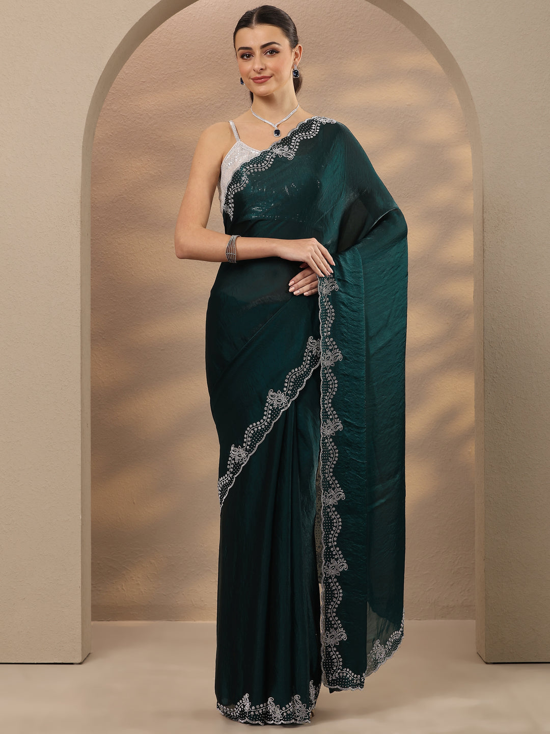 Green Solid Silk Blend Saree With Unstitched Blouse Piece