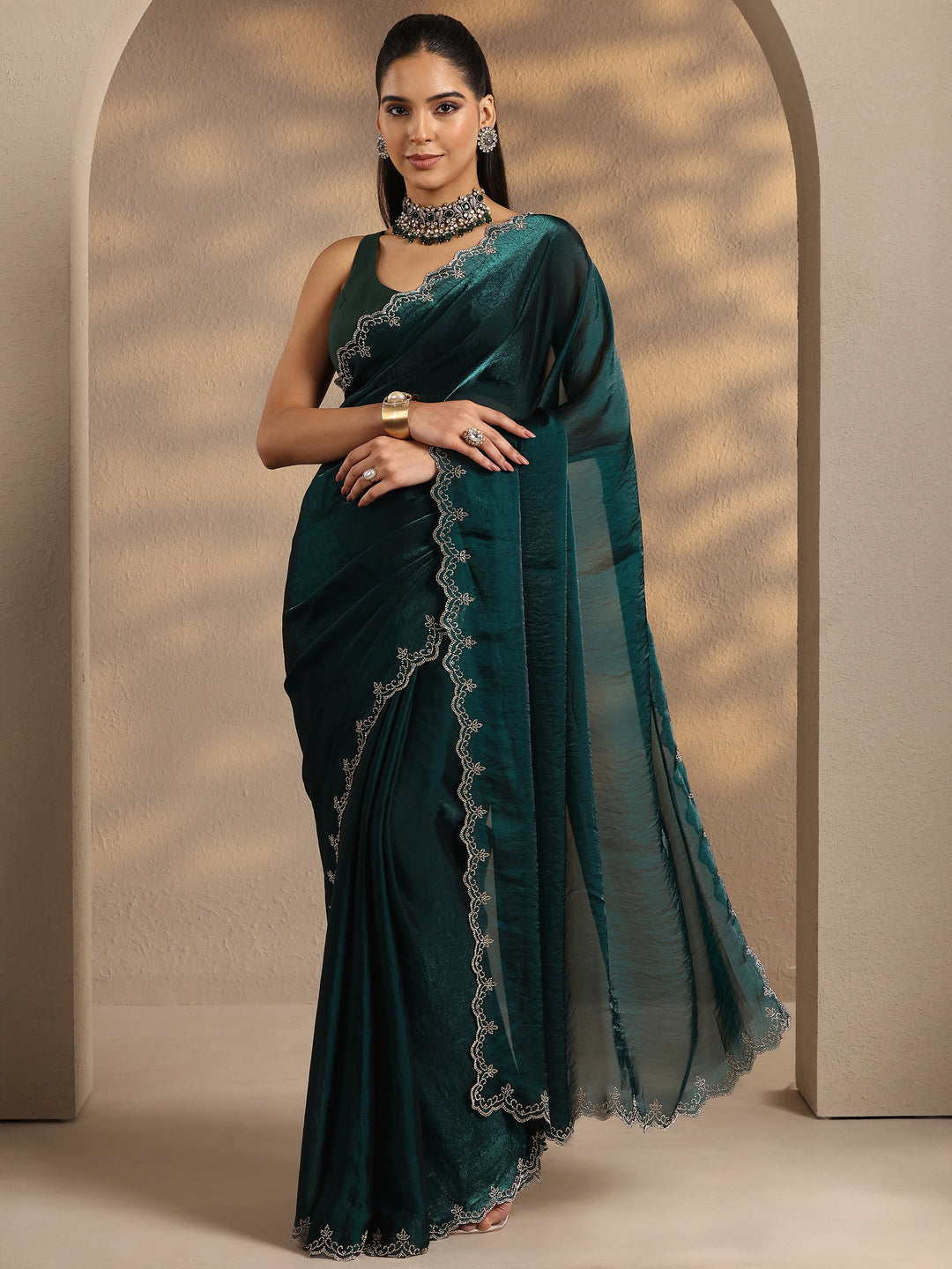 Green Solid Silk Blend Saree With Unstitched Blouse Piece