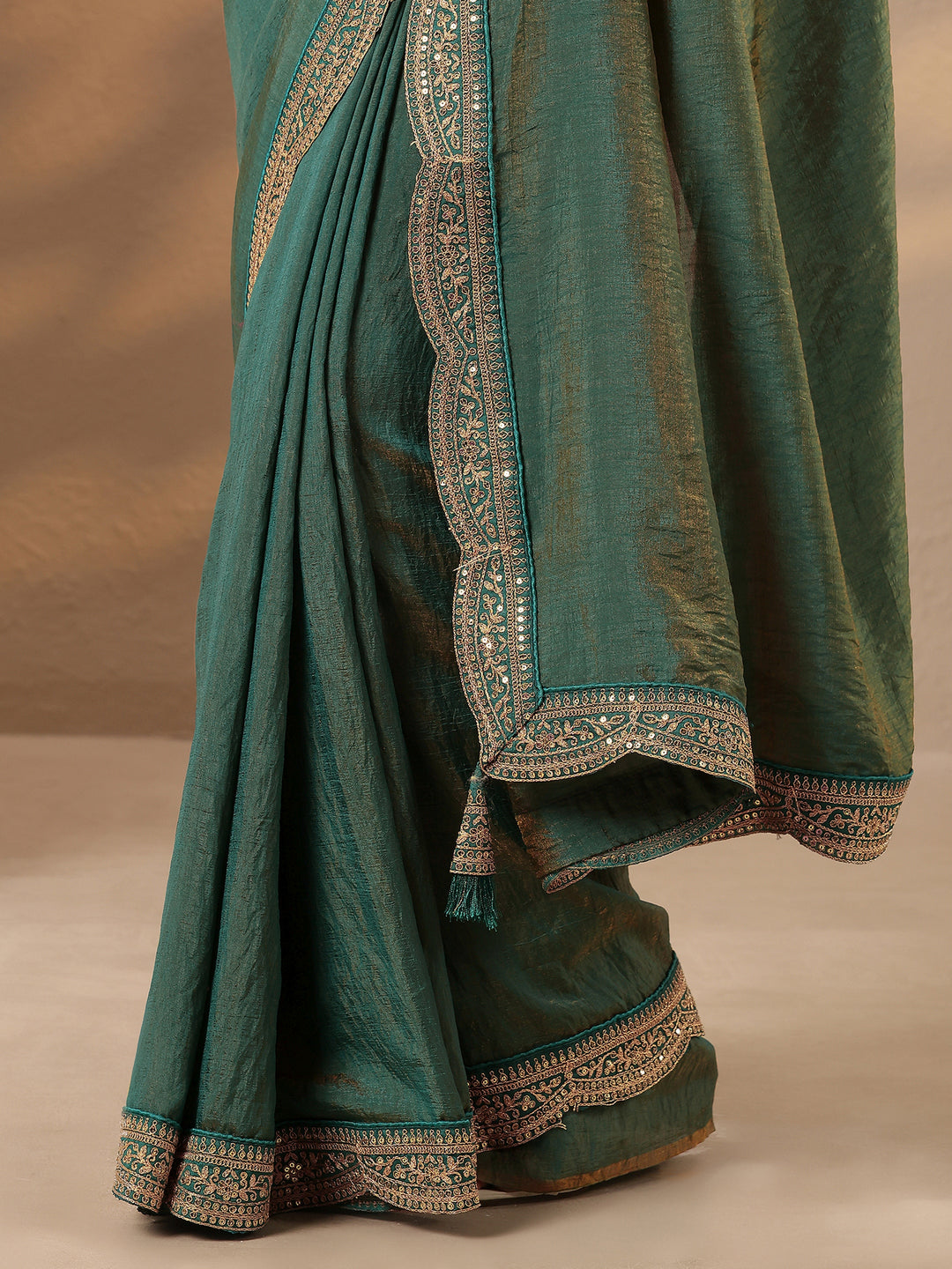 Green Solid Silk Blend Saree With Unstitched Blouse Piece