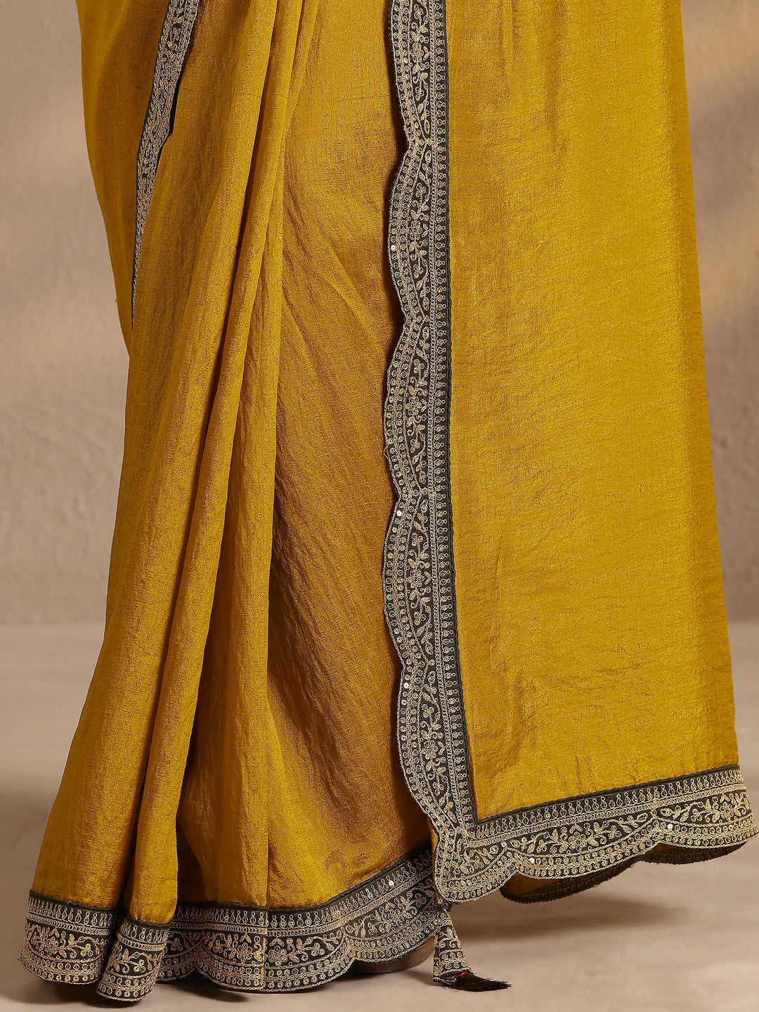 Mustard Solid Silk Blend Saree With Unstitched Blouse Piece
