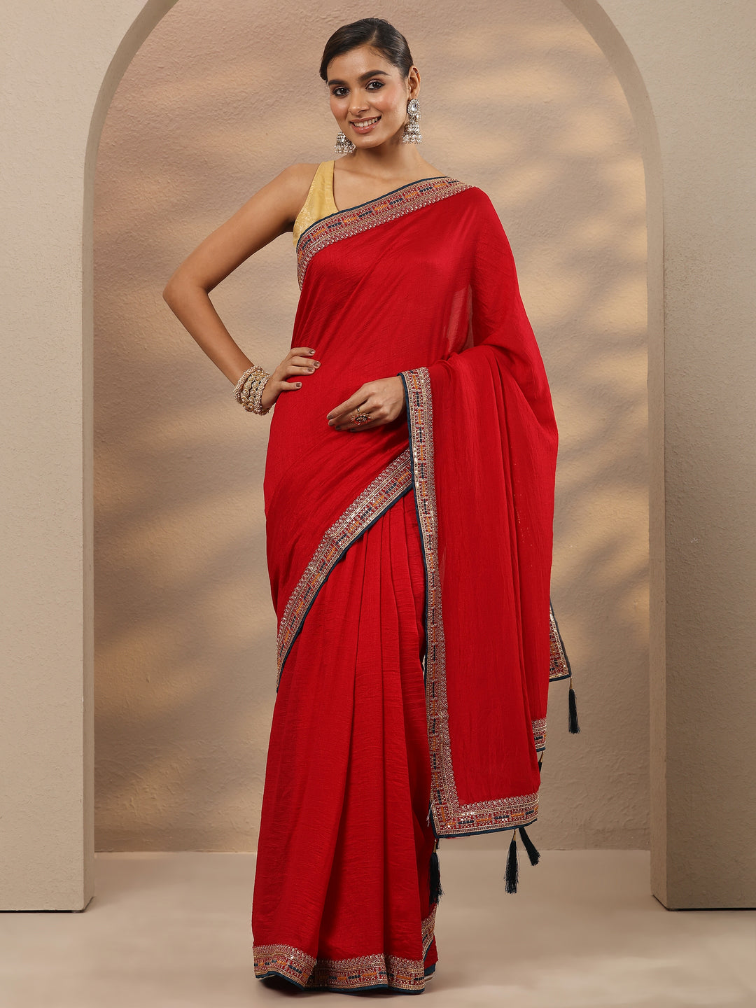 Red Solid Silk Blend Saree With Unstitched Blouse Piece