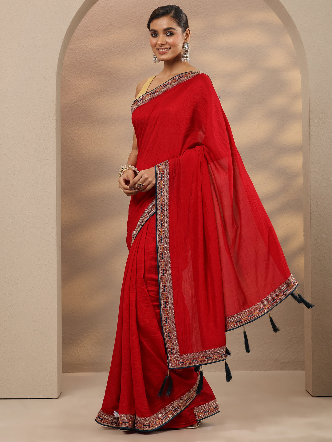 Red Solid Silk Blend Saree With Unstitched Blouse Piece