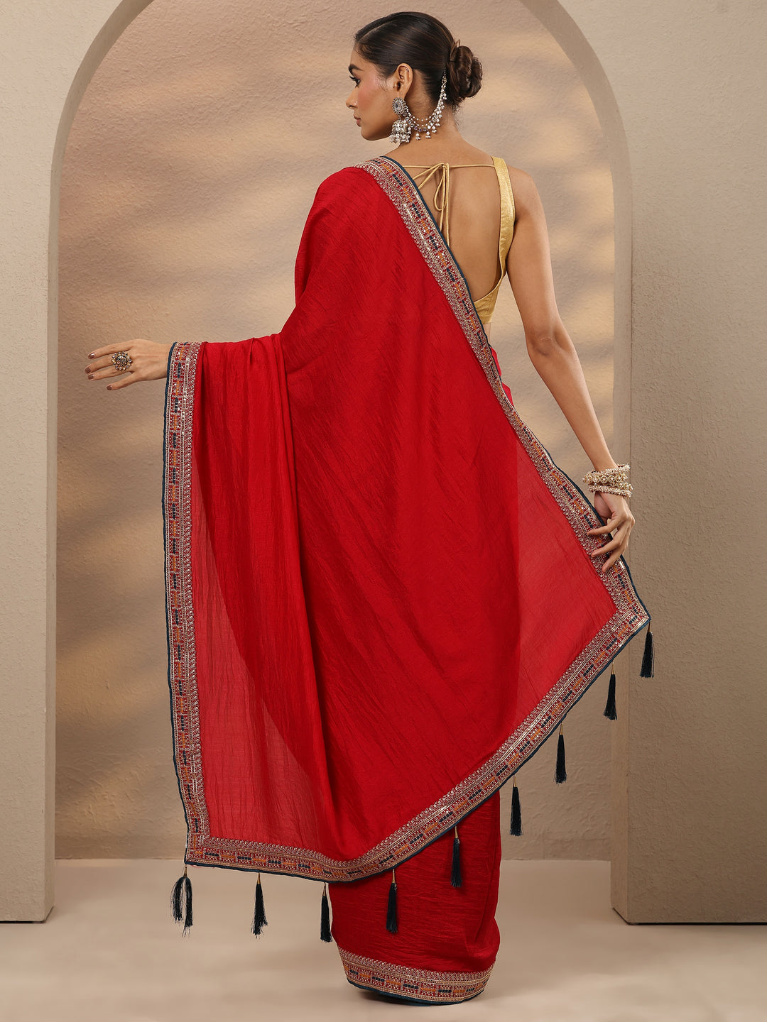 Red Solid Silk Blend Saree With Unstitched Blouse Piece