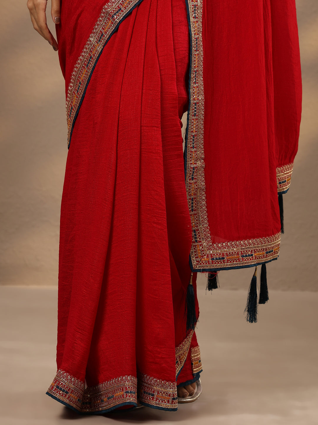 Red Solid Silk Blend Saree With Unstitched Blouse Piece