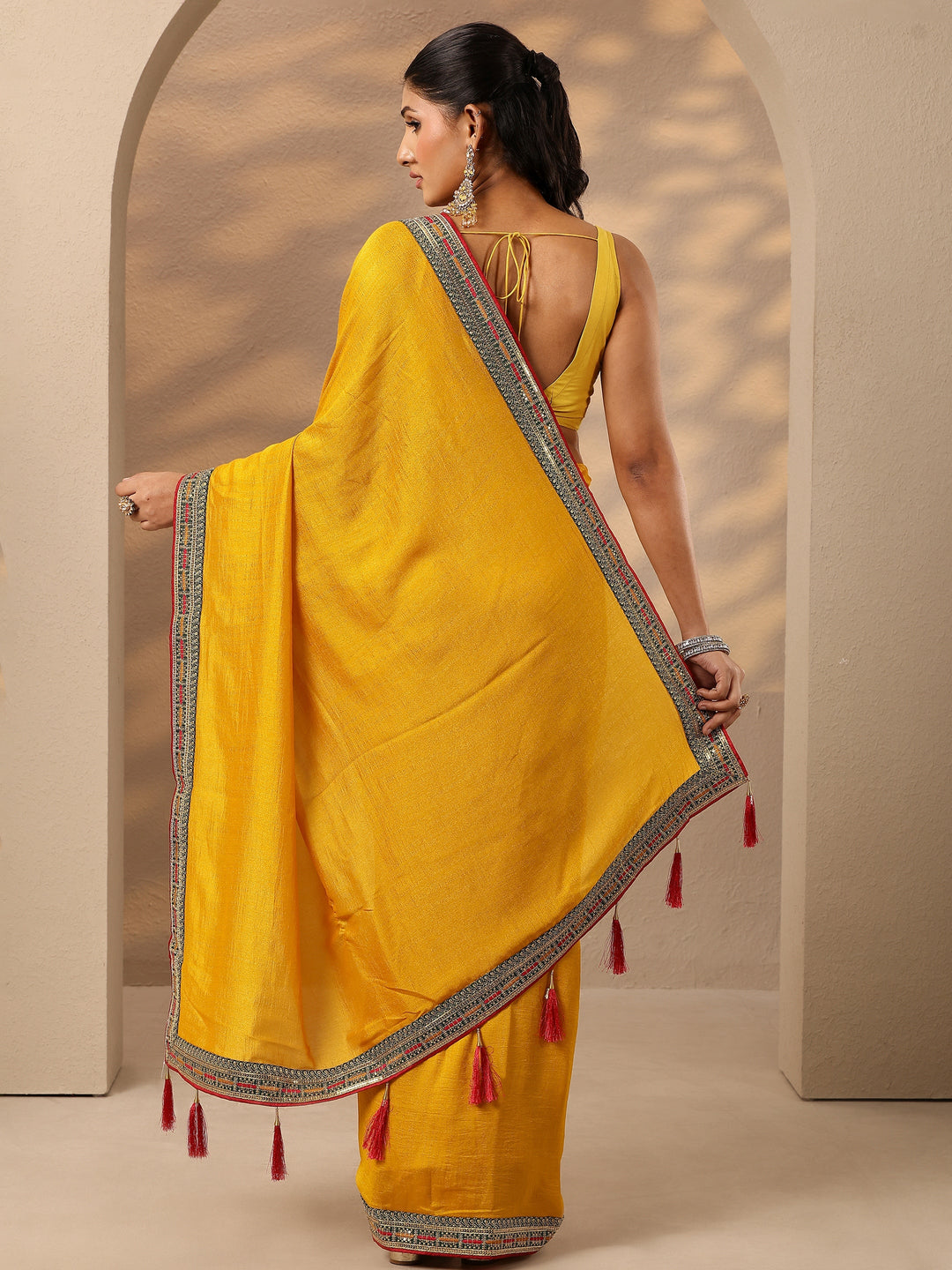 Mustard Solid Silk Blend Saree With Unstitched Blouse Piece