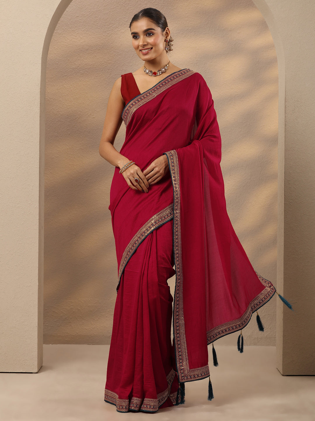 Red Solid Silk Blend Saree With Unstitched Blouse Piece