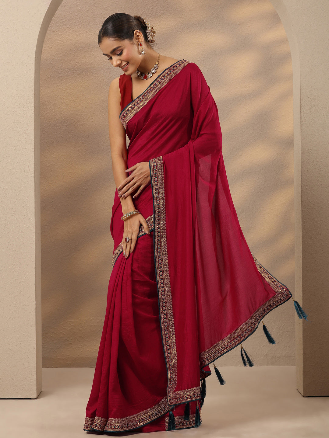 Red Solid Silk Blend Saree With Unstitched Blouse Piece