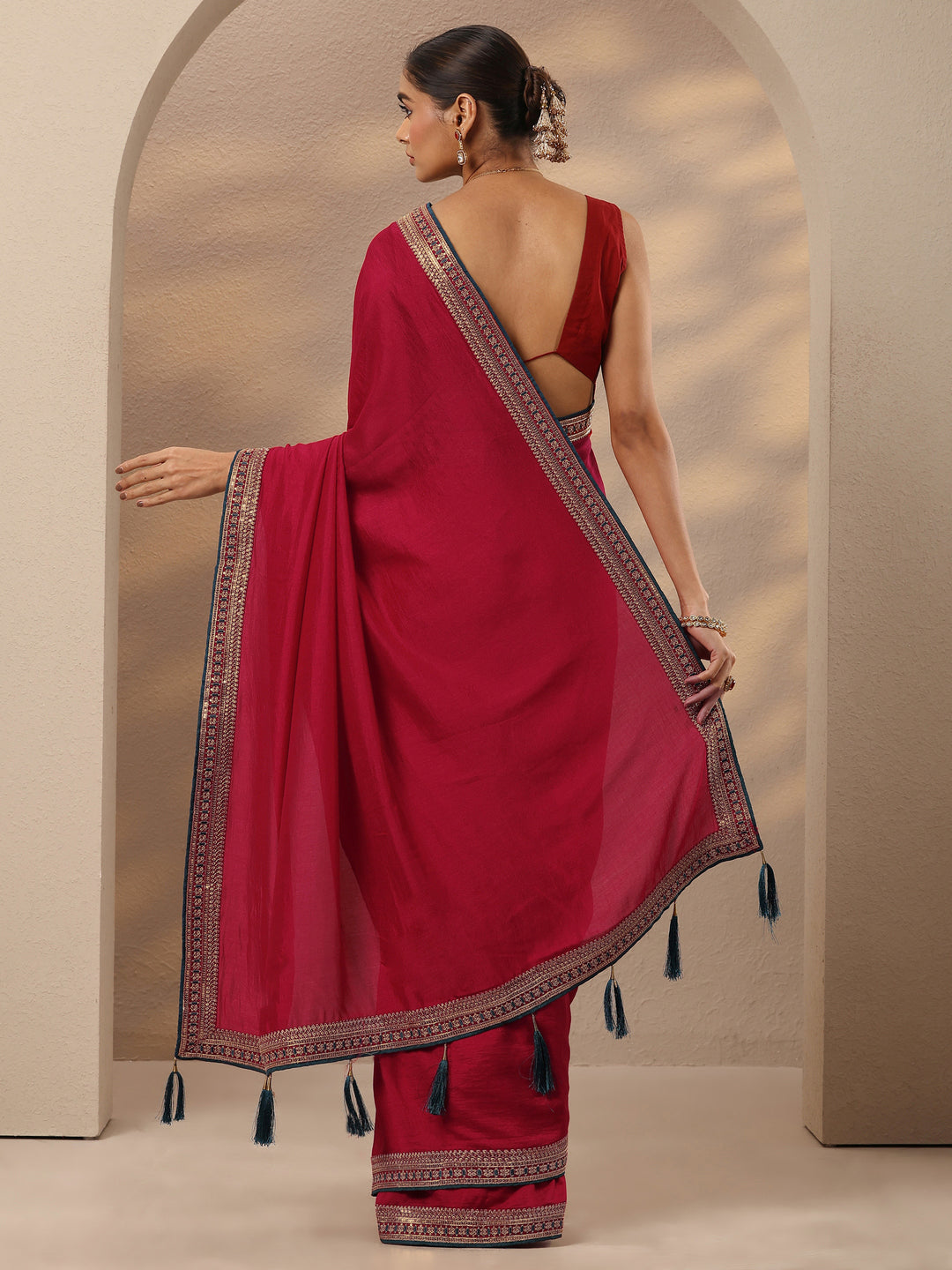 Red Solid Silk Blend Saree With Unstitched Blouse Piece