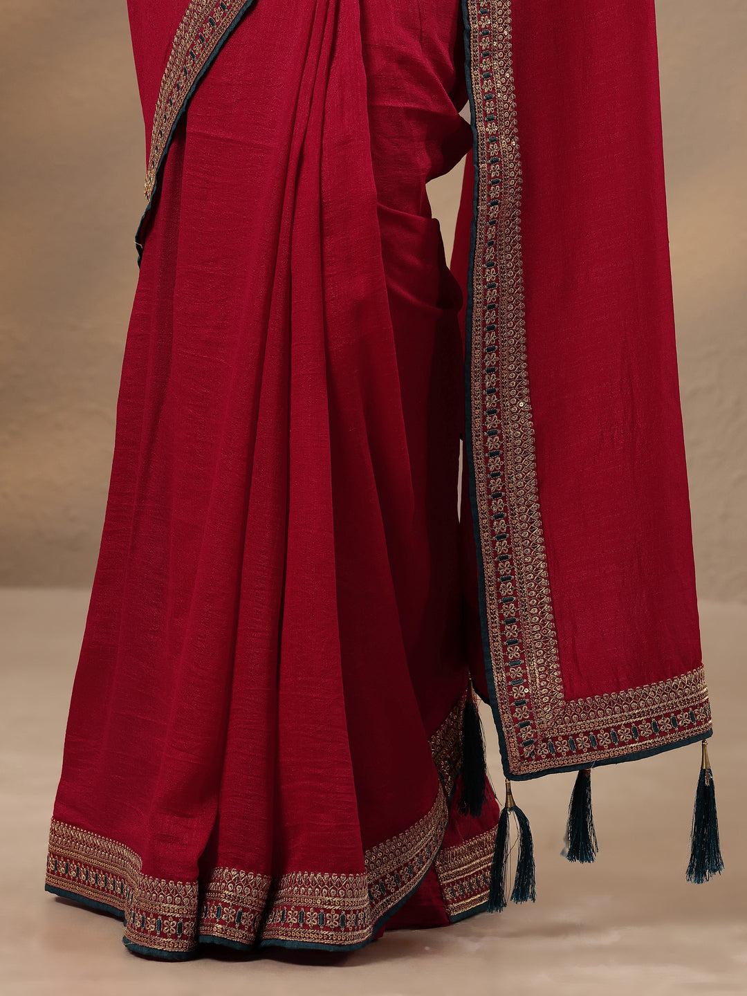 Red Solid Silk Blend Saree With Unstitched Blouse Piece
