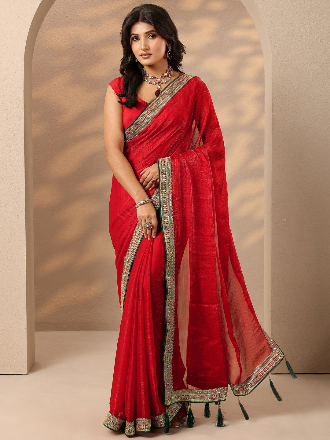 Red Solid Silk Blend Saree With Unstitched Blouse Piece