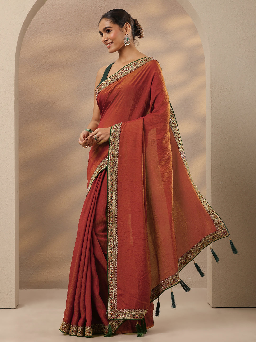 Red Solid Silk Blend Saree With Unstitched Blouse Piece