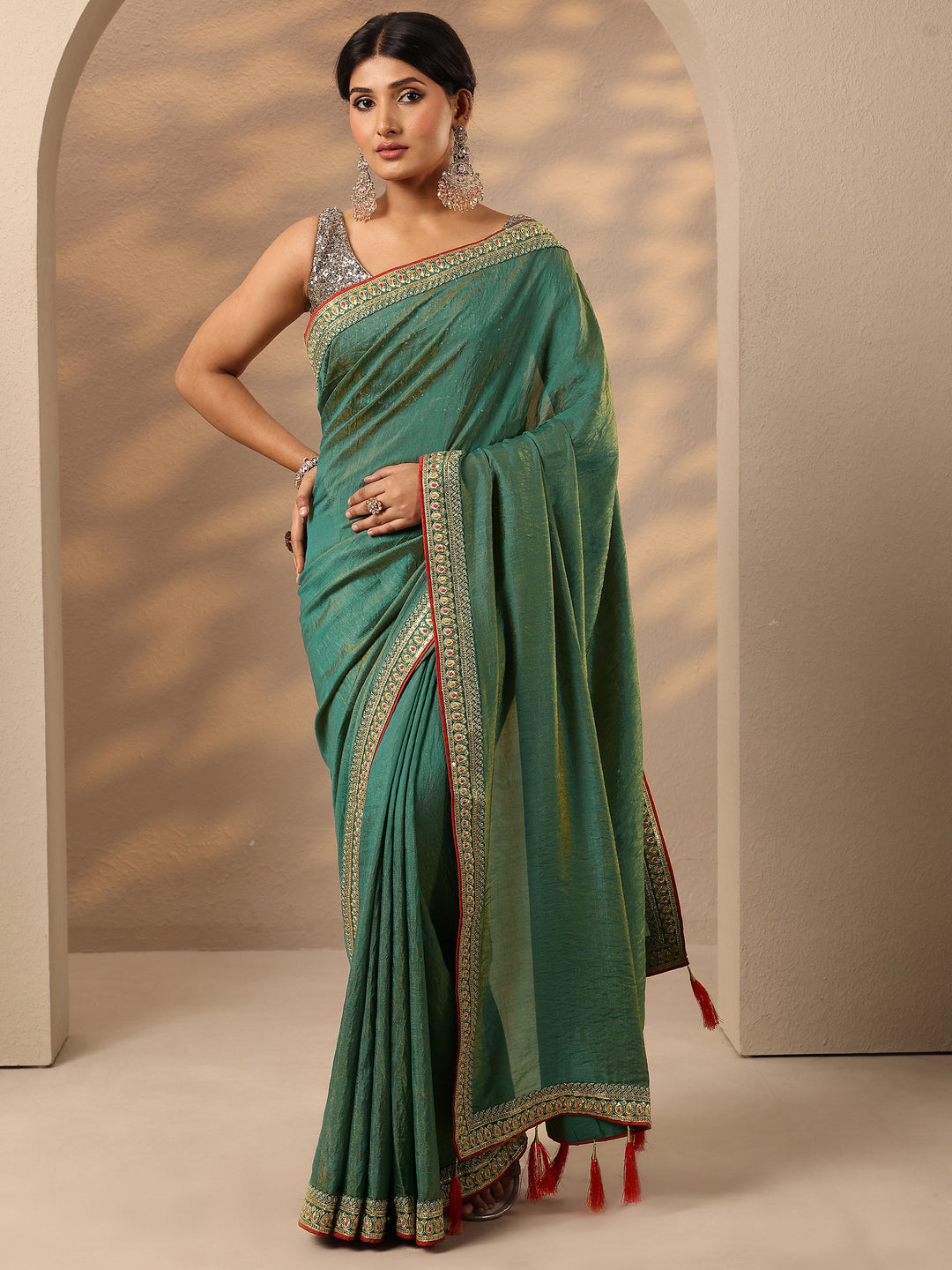 Green Solid Silk Blend Saree With Unstitched Blouse Piece
