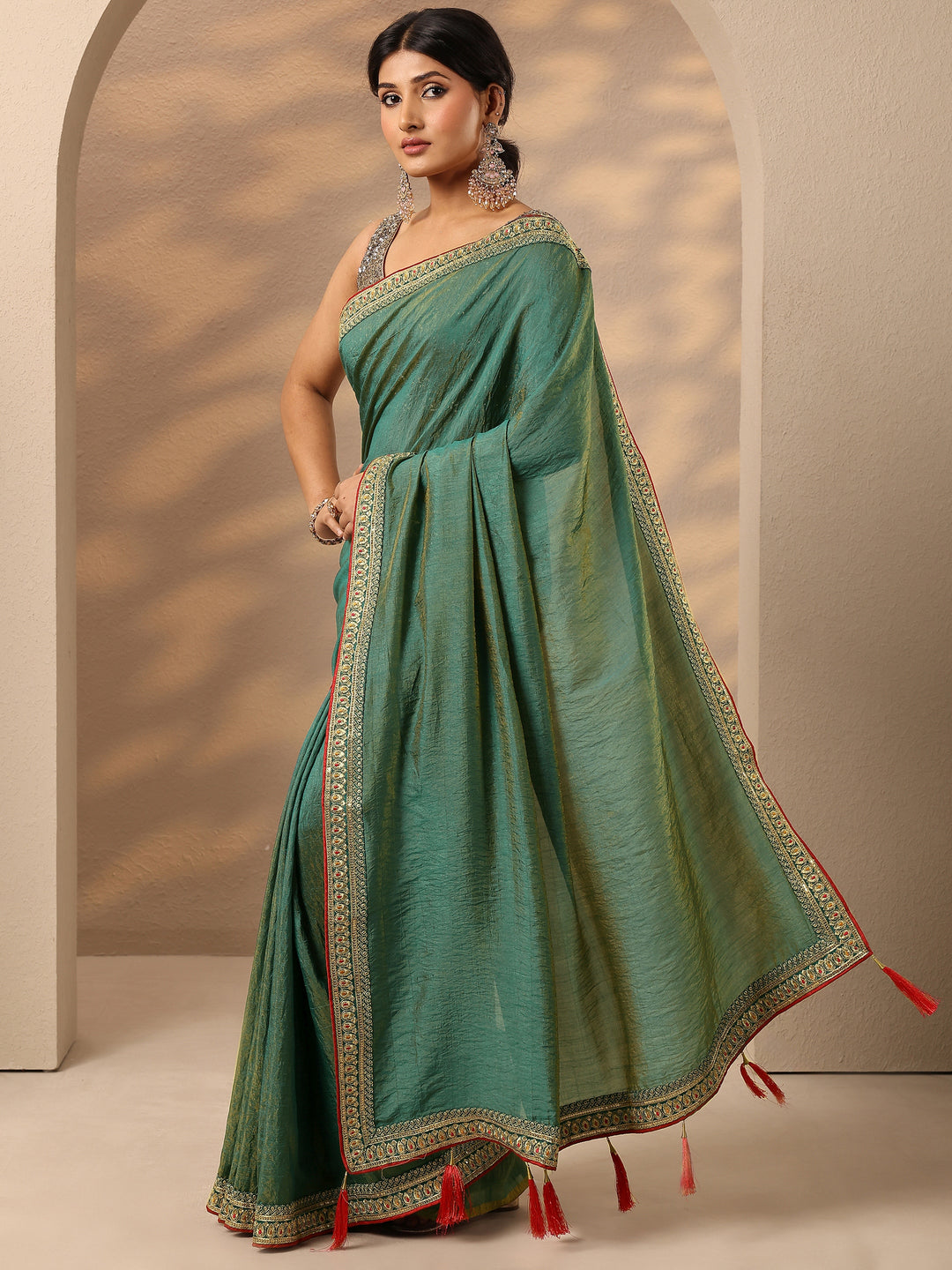 Green Solid Silk Blend Saree With Unstitched Blouse Piece