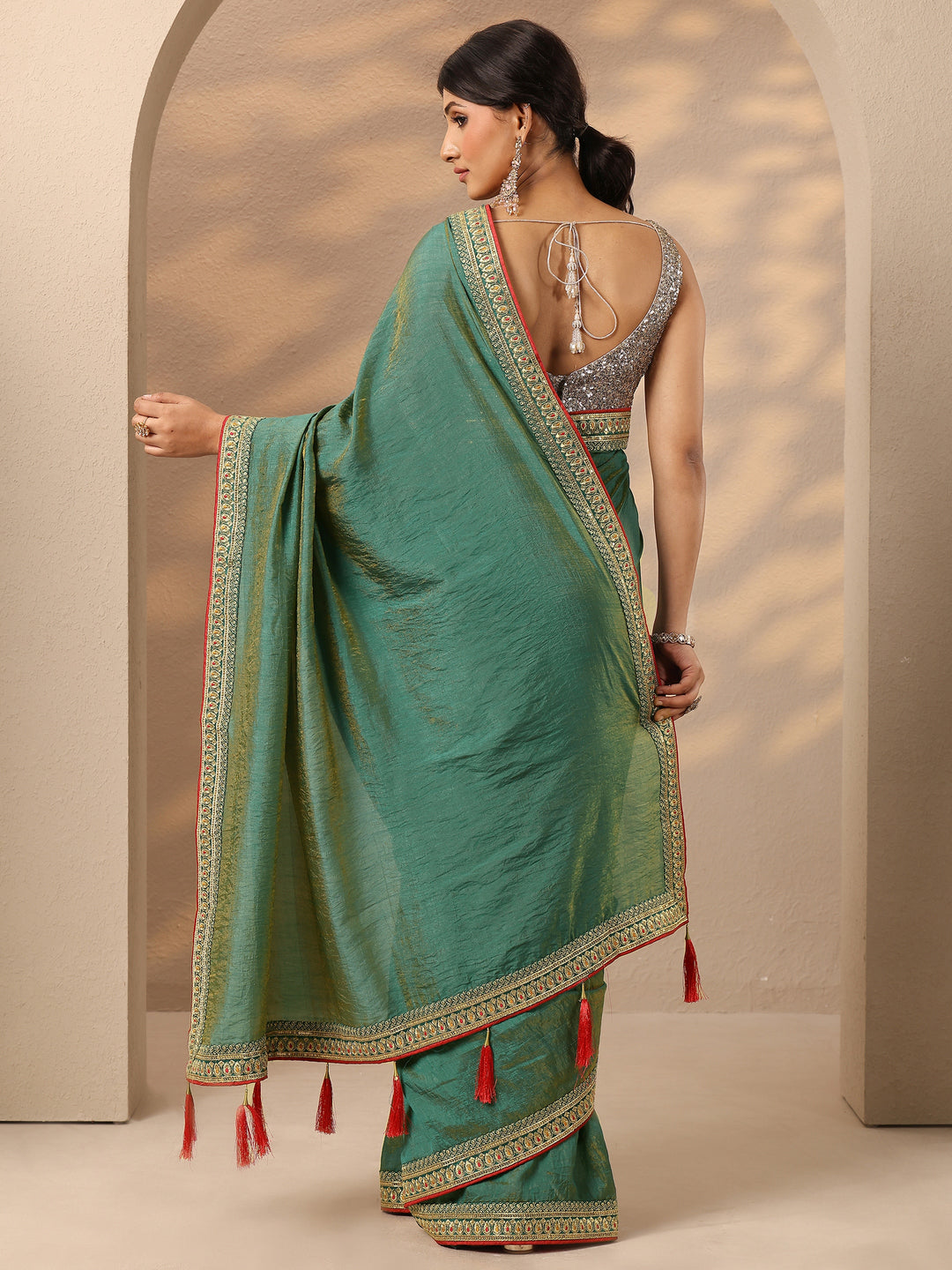 Green Solid Silk Blend Saree With Unstitched Blouse Piece
