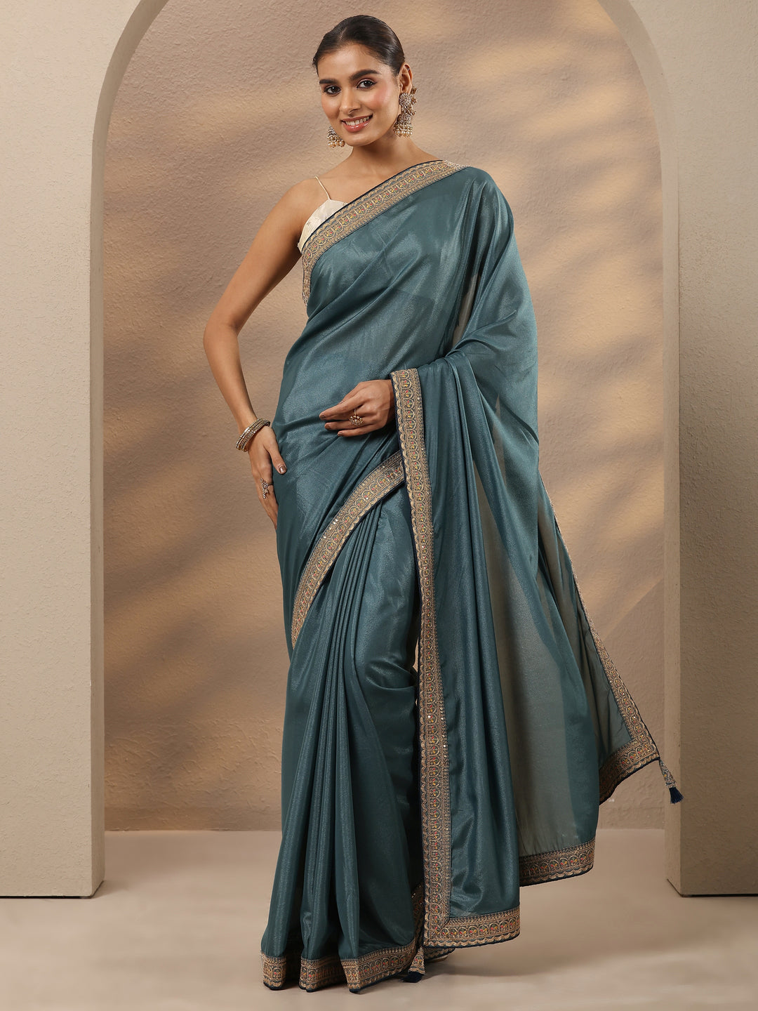 Green Solid Silk Blend Saree With Unstitched Blouse Piece