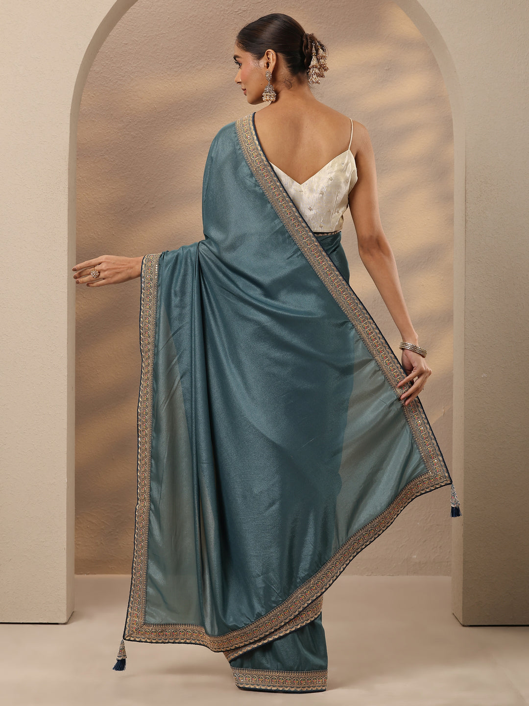 Green Solid Silk Blend Saree With Unstitched Blouse Piece