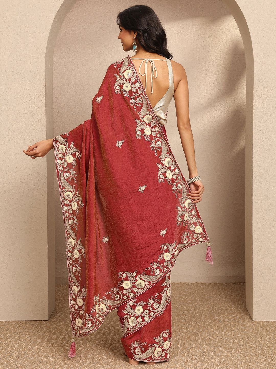 Red Embroidered Silk Blend Saree With Unstitched Blouse Piece