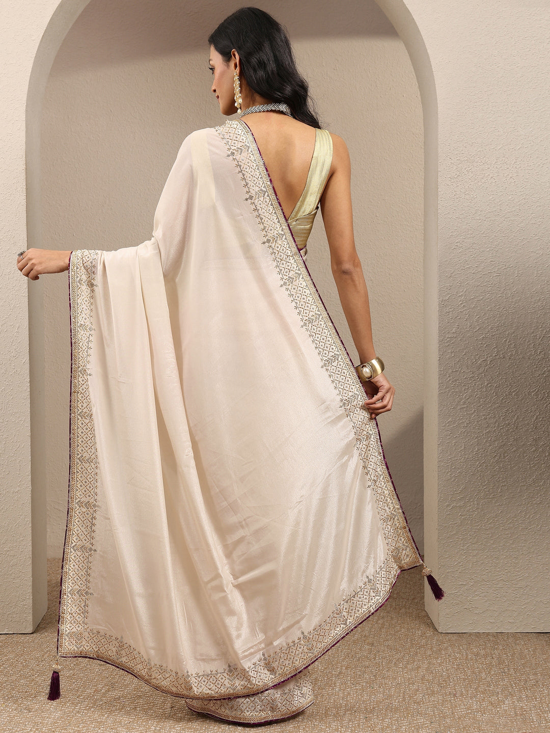 Cream Solid Silk Blend Saree With Unstitched Blouse Piece