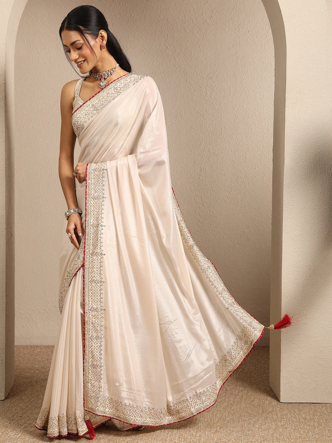 Cream Solid Silk Blend Saree With Unstitched Blouse Piece