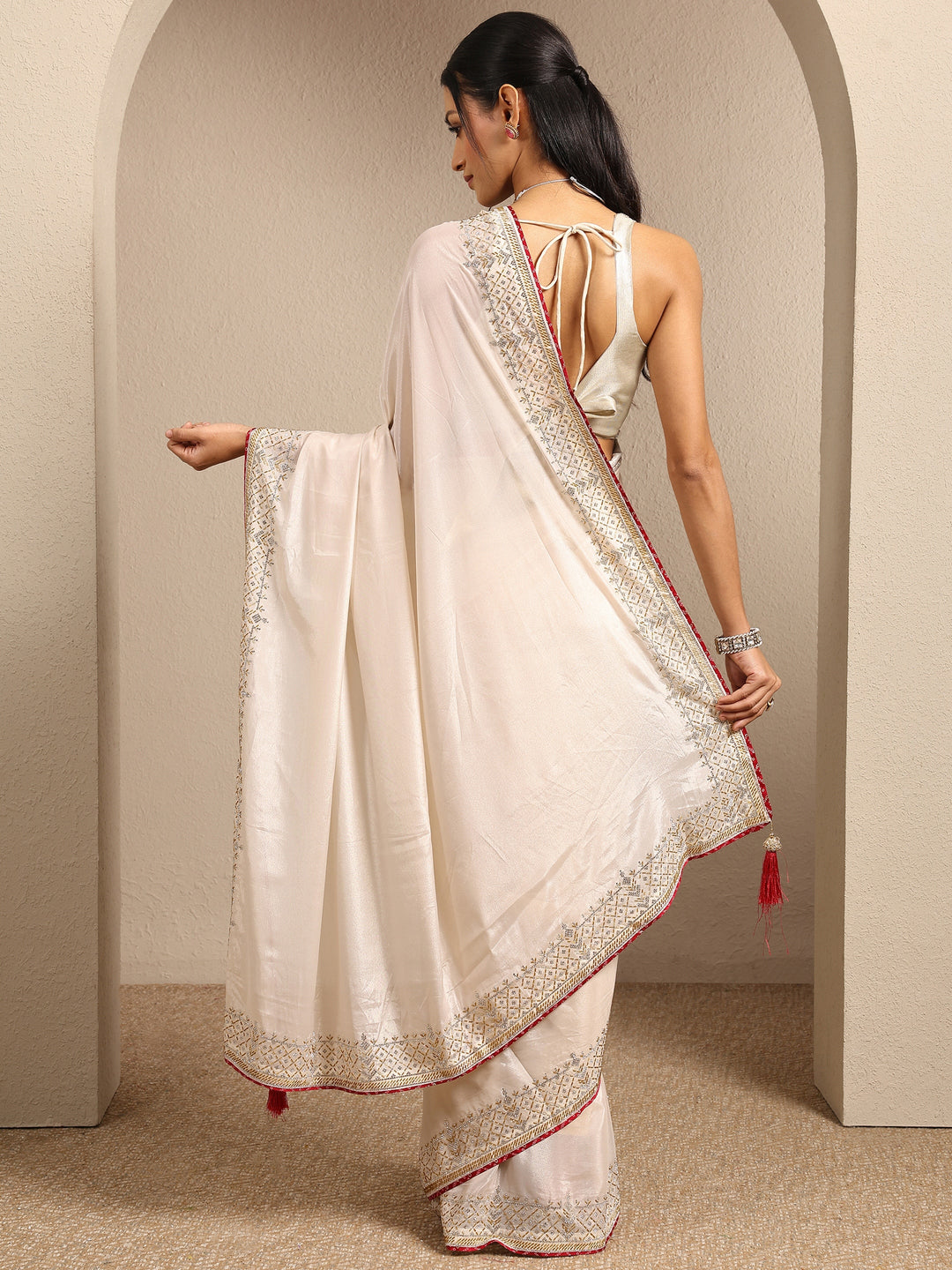 Cream Solid Silk Blend Saree With Unstitched Blouse Piece