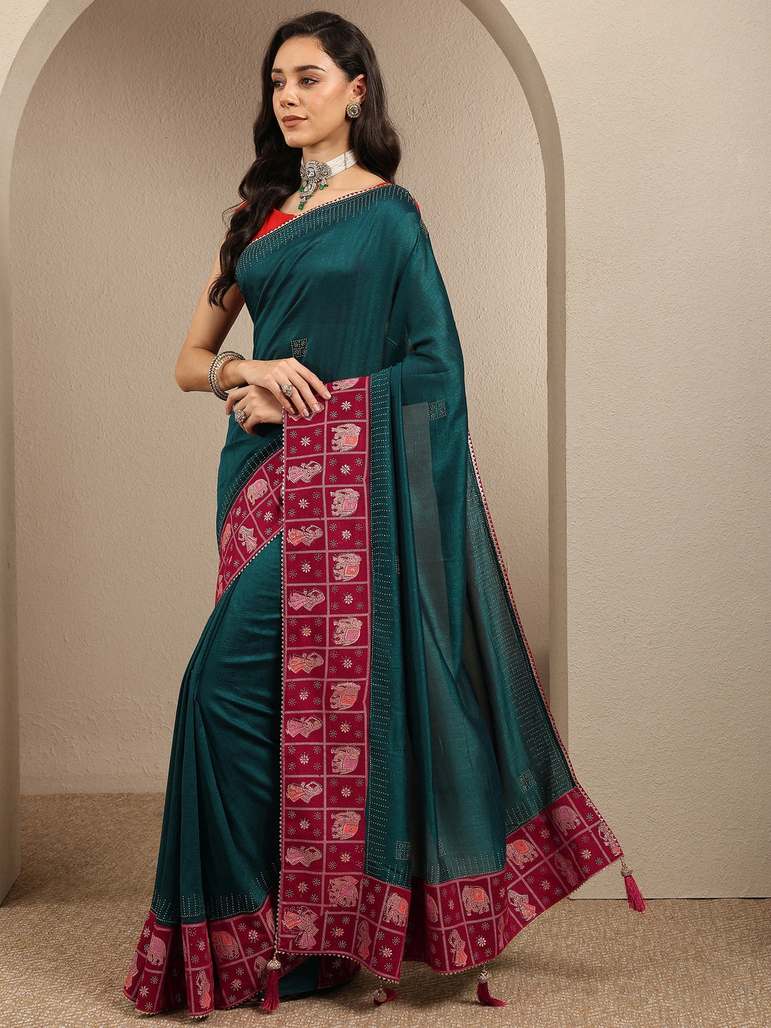 Green Embellished Silk Blend Saree With Unstitched Blouse Piece